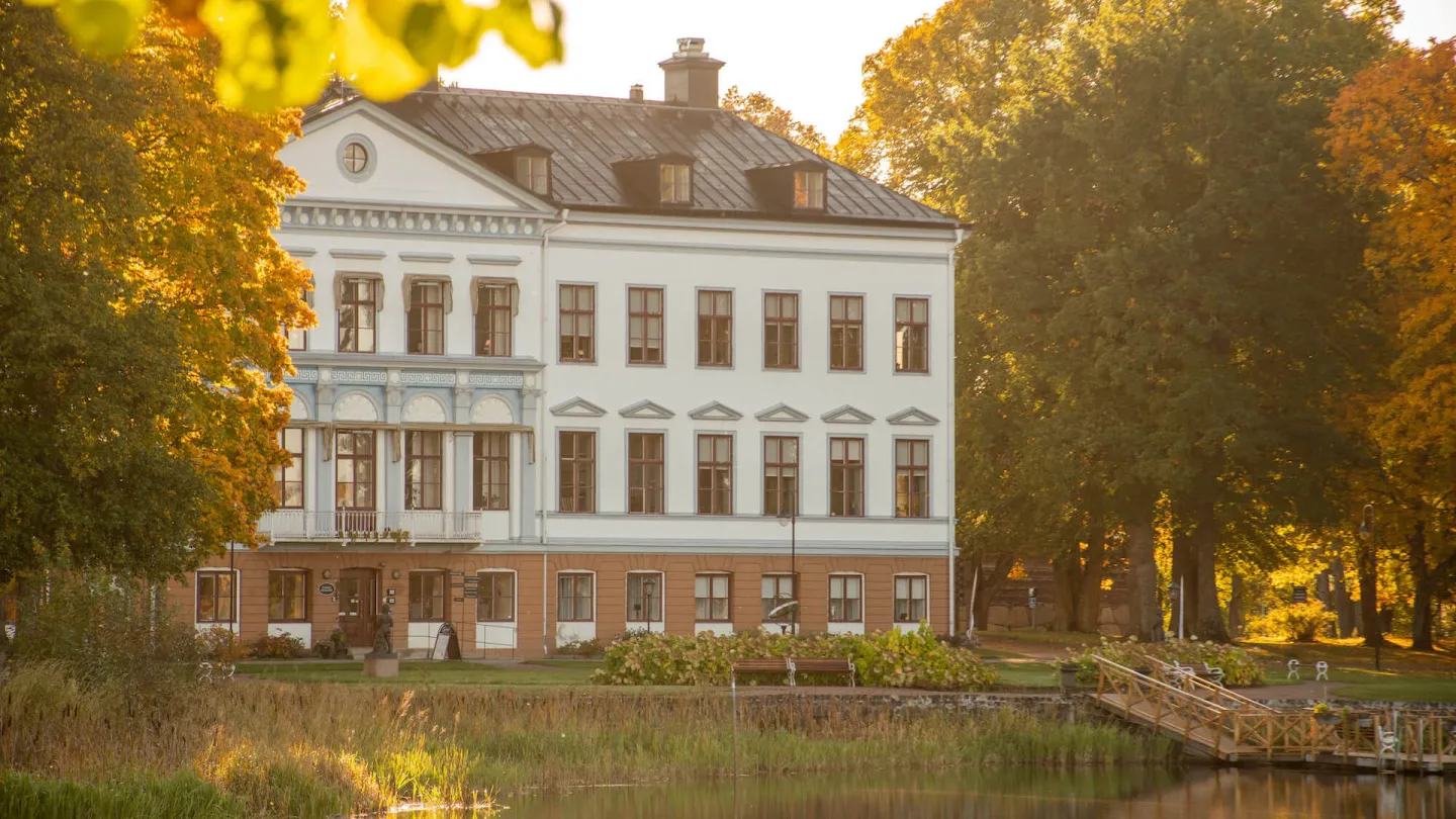 Herrgårdsbyggnad i höstljus