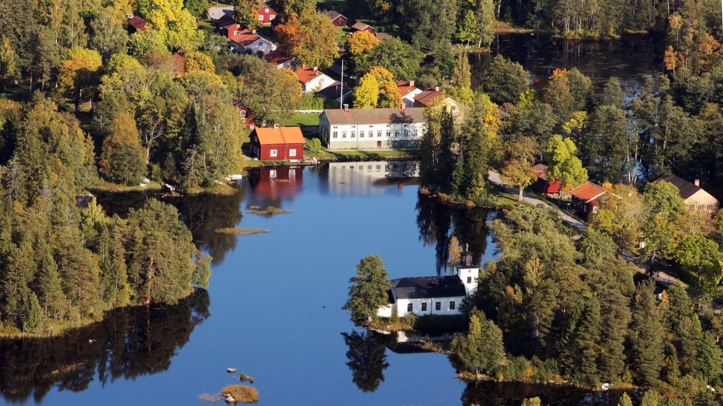 Drönarvy över byggnader vid en sjö