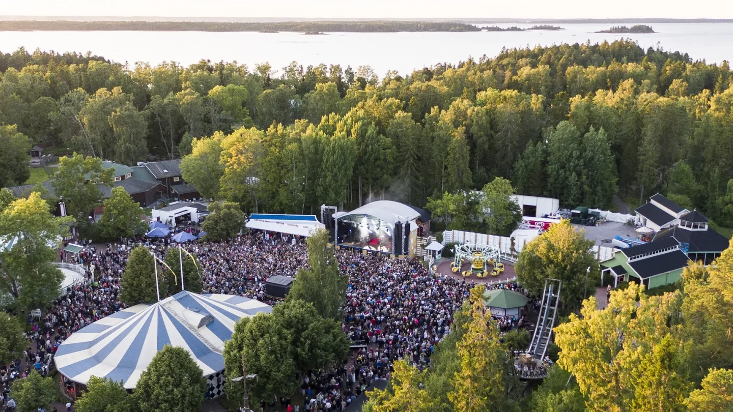 Konsertscen utomhus med publik och havet som bakgrund